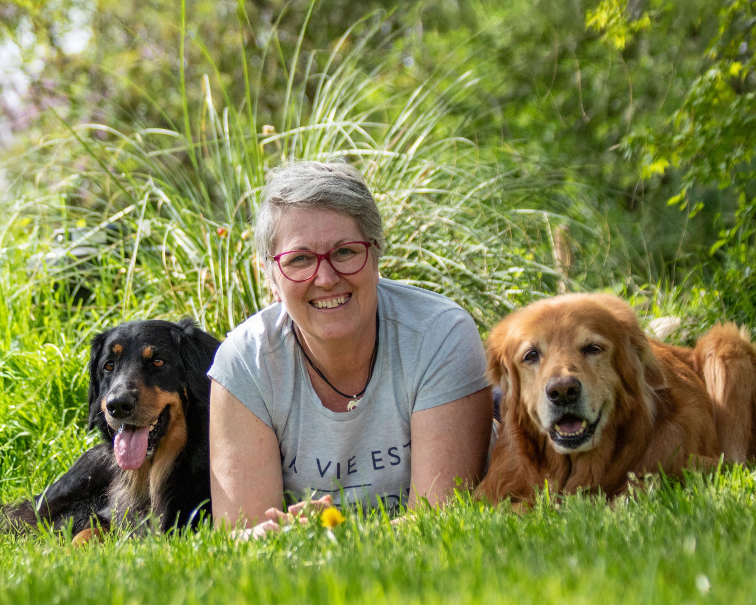 Michaela Muschitz mit ihren beiden Hunden